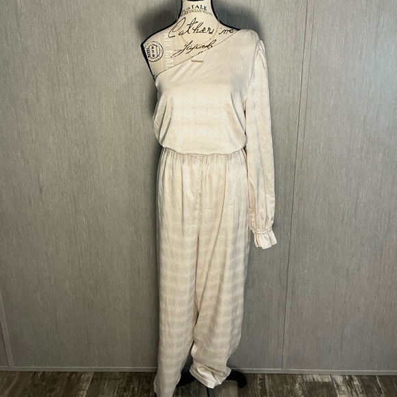 Love Whit Chic One-Shoulder White Jumpsuit Size 12 - Picture 12 of 12